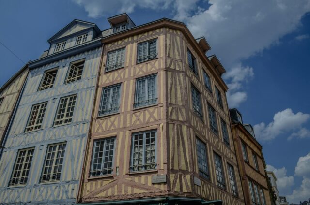 Luxurious Aquavital SPA Privilège near Rouen with guests relaxing in indoor pool