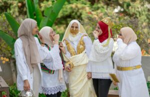 Tenues Aid pour femmes et enfants : Mode modeste et tendances Women and children wearing stylish modest clothing at an Aid celebration in North Africa