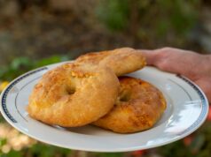 Makroud : les gâteaux de semoule aux dattes pour le Ramadan Authentic Makroud recipe featuring a plate of round cookies made with semolina and dates, prepared during Ramadan in a Morocc