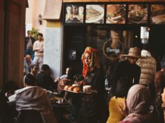 Faire des affaires au Maroc : guide pratique pour les entreprises étrangères Meeting between foreign and Moroccan business representatives at a table in Morocco