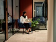 Mode d’emploi, conseils et écueils pour faire des affaires au Maroc Entrepreneur marocain travaillant avec des documents à bureau au Maroc