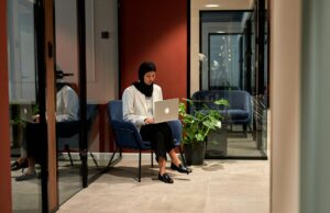 Mode d’emploi, conseils et écueils pour faire des affaires au Maroc Entrepreneur marocain travaillant avec des documents à bureau au Maroc