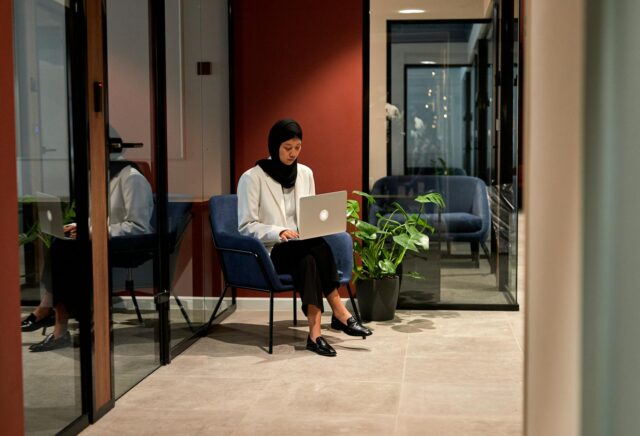 Entrepreneur marocain travaillant avec des documents à bureau au Maroc