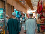 La Tunisie, nouvelle rivale du Maroc en matière de tourisme : une menace pour notre culture maghrébine ? Une famille de visiteurs étrangers visitant Tunisie, avec le Maroc en arrière-plan