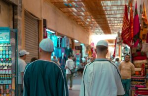 La Tunisie, nouvelle rivale du Maroc en matière de tourisme : une menace pour notre culture maghrébine ? Une famille de visiteurs étrangers visitant Tunisie, avec le Maroc en arrière-plan