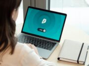 Arnaque à l’identité biométrique : conseils pour la protection de vos données personnelles au Maroc Fraude au Maroc : Femme marocaine en train de protéger ses données personnelles avec un ordinateur portable