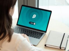 Arnaque à l’identité biométrique : conseils pour la protection de vos données personnelles au Maroc Fraude au Maroc : Femme marocaine en train de protéger ses données personnelles avec un ordinateur portable