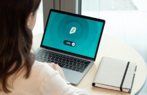 Arnaque à l’identité biométrique : conseils pour la protection de vos données personnelles au Maroc Fraude au Maroc : Femme marocaine en train de protéger ses données personnelles avec un ordinateur portable