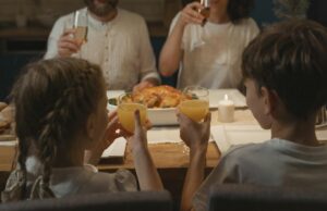 Menu de l’Aïd marocain : les plats traditionnels à préparer Moroccan family preparing traditional dishes for Eid al-Fitr feast