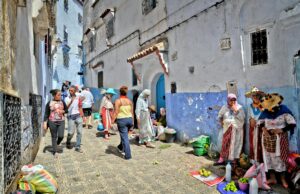 Beauté et mode en Afrique du Nord : les tendances à suivre en Algérie, Tunisie et Maroc Women wearing traditional North African clothing at a market