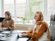 Les 10 derniers jours du Ramadan : conseils pour les employeurs et les éducateurs Muslim employees working productively in an office during the last 10 days of Ramadan