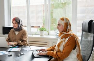 Les 10 derniers jours du Ramadan : conseils pour les employeurs et les éducateurs Muslim employees working productively in an office during the last 10 days of Ramadan