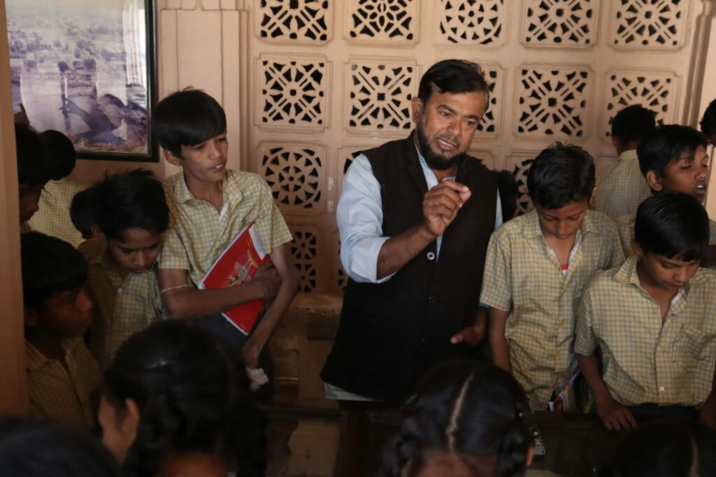 Pierre Vesperini enseignant l'éducation démocratique à une classe de Maghrèbins