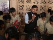 Pierre Vesperini : Pourquoi l’éducation démocratique est plus efficace que l’autoritaire pour les communautés maghrébines Pierre Vesperini enseignant l'éducation démocratique à une classe de Maghrèbins