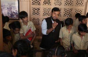 Pierre Vesperini : Pourquoi l’éducation démocratique est plus efficace que l’autoritaire pour les communautés maghrébines Pierre Vesperini enseignant l'éducation démocratique à une classe de Maghrèbins