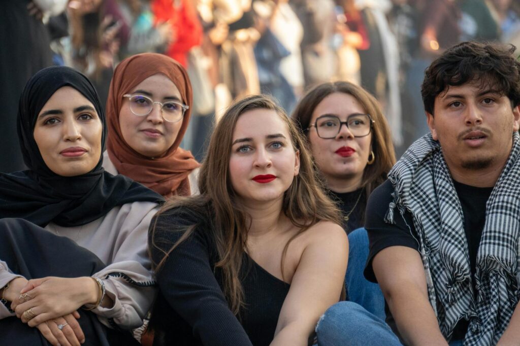 Jeunes algériens, tunisiens et marocains échangeant avec des Français à Arnay-le-Duc