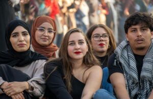 Une aventure exceptionnelle à Arnay-le-Duc : la rencontre des jeunes de Maghreb Jeunes algériens, tunisiens et marocains échangeant avec des Français à Arnay-le-Duc
