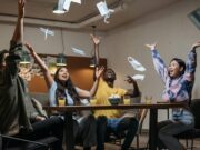 Que faire après l’Aïd : les traditions des visites familiales dans la culture maghrébine Famille traditionnelle maghrébine se réunissant après l'Aïd