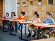 Comment sauver nos classes maternelles et protéger nos enfants en Algérie, Tunisie et Maroc Algerian children in a preschool classroom receiving support from members of the Maghrebi diaspora