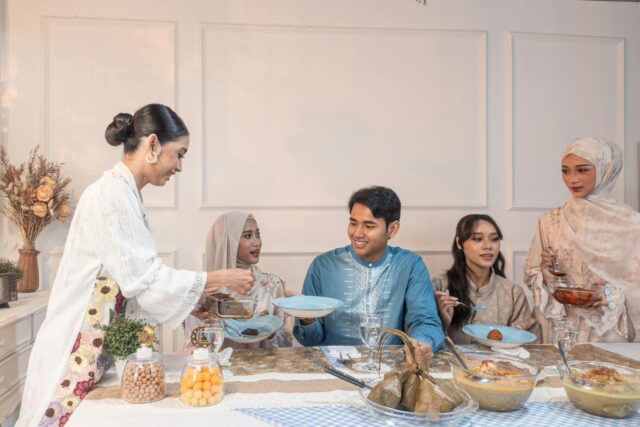 Famille maghrébine célébrant Aid el-Fitr en diaspora