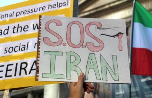 La fermeture de SOS Disparus en Algérie : comment répondre aux demandes de la société civile? Demonstration demanding reopening of SOS Disparus in Algiers, Algeria