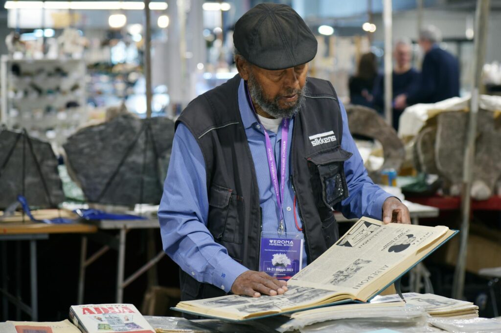 Pierre Vermeren étudiant un livre sur la guerre d'Algérie