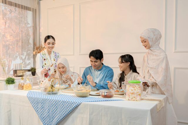 Ramadan Maghreb Recipes Family Famille qui prépare des recettes maghrébines traditionnelles pendant les derniers jours du Ramadan 2026