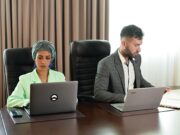 Faire des affaires au Maroc et en Tunisie : conseils pour débutants Businessman working in Morocco or Tunisia office