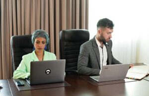 Faire des affaires au Maroc et en Tunisie : conseils pour débutants Businessman working in Morocco or Tunisia office
