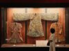 L’affiche du Festival de l’histoire de l’art à Fontainebleau : Le Maroc en évolution dans la mode Affiche du Festival de l'histoire de l'art à Fontainebleau montrant des vêtements et accessoires marocains en évolution dans