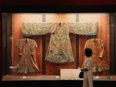 L’affiche du Festival de l’histoire de l’art à Fontainebleau : Le Maroc en évolution dans la mode Affiche du Festival de l'histoire de l'art à Fontainebleau montrant des vêtements et accessoires marocains en évolution dans