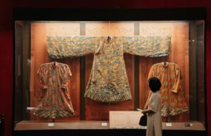 L’affiche du Festival de l’histoire de l’art à Fontainebleau : Le Maroc en évolution dans la mode Affiche du Festival de l'histoire de l'art à Fontainebleau montrant des vêtements et accessoires marocains en évolution dans