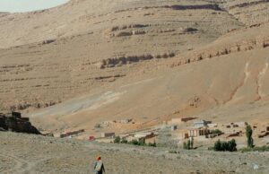 55 – Découvrez les secrets de la cuisine berbère dans l’Atlas marocain Famille préparant des plats traditionnels berbères dans l'Atlas marocain