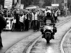 La fermeture SOS Disparus en Algérie : un combat pour la vérité et la justice Protestants manifestant pour la défense de SOS Disparus en Algérie