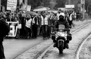 La fermeture SOS Disparus en Algérie : un combat pour la vérité et la justice Protestants manifestant pour la défense de SOS Disparus en Algérie