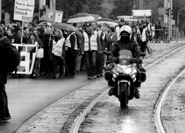 Manifestations pour SOS Disparus en Algérie Protestants manifestant pour la défense de SOS Disparus en Algérie