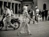 Maroc au cœur des dernières tendances de mode hollandaise : découvrez les nouvelles inspirations de la diaspora maghrébine Femme marocaine à Amsterdam en tenue néerlandaise moderne avec influences marocaines