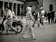 Maroc au cœur des dernières tendances de mode hollandaise : découvrez les nouvelles inspirations de la diaspora maghrébine Femme marocaine à Amsterdam en tenue néerlandaise moderne avec influences marocaines