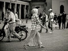 Maroc au cœur des dernières tendances de mode hollandaise : découvrez les nouvelles inspirations de la diaspora maghrébine Femme marocaine à Amsterdam en tenue néerlandaise moderne avec influences marocaines