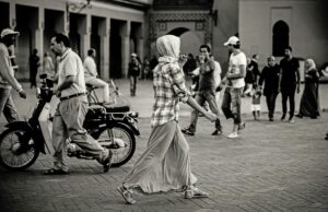 Maroc au cœur des dernières tendances de mode hollandaise : découvrez les nouvelles inspirations de la diaspora maghrébine Femme marocaine à Amsterdam en tenue néerlandaise moderne avec influences marocaines
