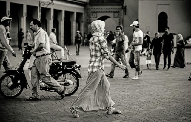 Femme marocaine à Amsterdam en tenue néerlandaise moderne avec influences marocaines