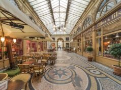 Paris : Le Restaurant Algérien qui Attend Des Clients Fervents Interior of a vibrant Algerian restaurant in Paris with passionate chef serving customers