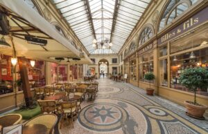 Paris : Le Restaurant Algérien qui Attend Des Clients Fervents Interior of a vibrant Algerian restaurant in Paris with passionate chef serving customers