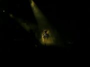 Sid Ali Driss : Un regard sur l’évolution de la musique chaâbi Sid Ali Driss en concert avec une foule enthousiaste derrière lui, en tenue de musique chaâbi.
