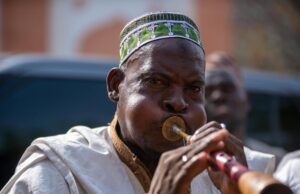 Alger Festival de la chanson chaâbi : Aymen Slakdji remporte le premier prix Aymen Slakdji performing on stage at the Alger Festival de la chanson chaabi