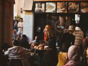 Faire des affaires au Maroc : mode d’emploi, conseils et écueils Businessman negotiating in a modern Moroccan office