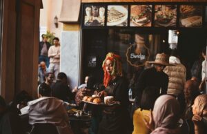 Faire des affaires au Maroc : mode d’emploi, conseils et écueils Businessman negotiating in a modern Moroccan office