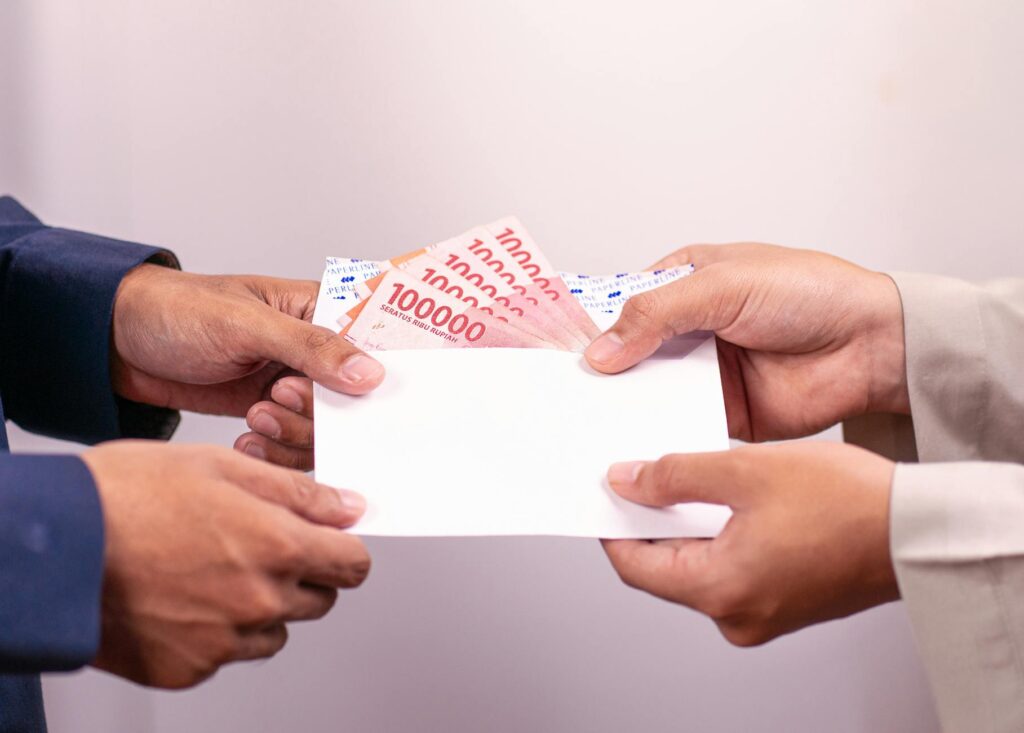 Musulmans donnant le zakat al-Fitr en 2026 à des personnes nécessiteuses