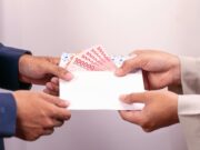 Zakat al-Fitr 2026 : Montant, comment et quand la verser Musulmans donnant le zakat al-Fitr en 2026 à des personnes nécessiteuses