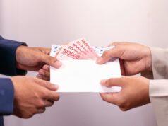 Zakat al-Fitr 2026 : Montant, comment et quand la verser Musulmans donnant le zakat al-Fitr en 2026 à des personnes nécessiteuses